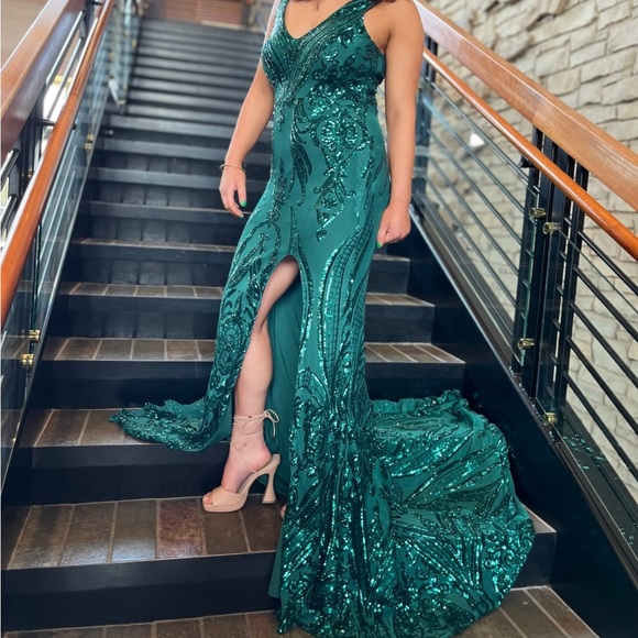 Beautiful Emerald green dress for Prom - Picture 5 of 7